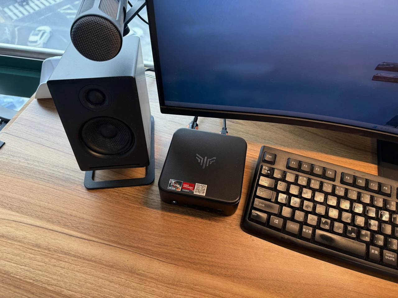 NiPoGi E3B (7730U)をデスク上に設置した状態(ズーム)