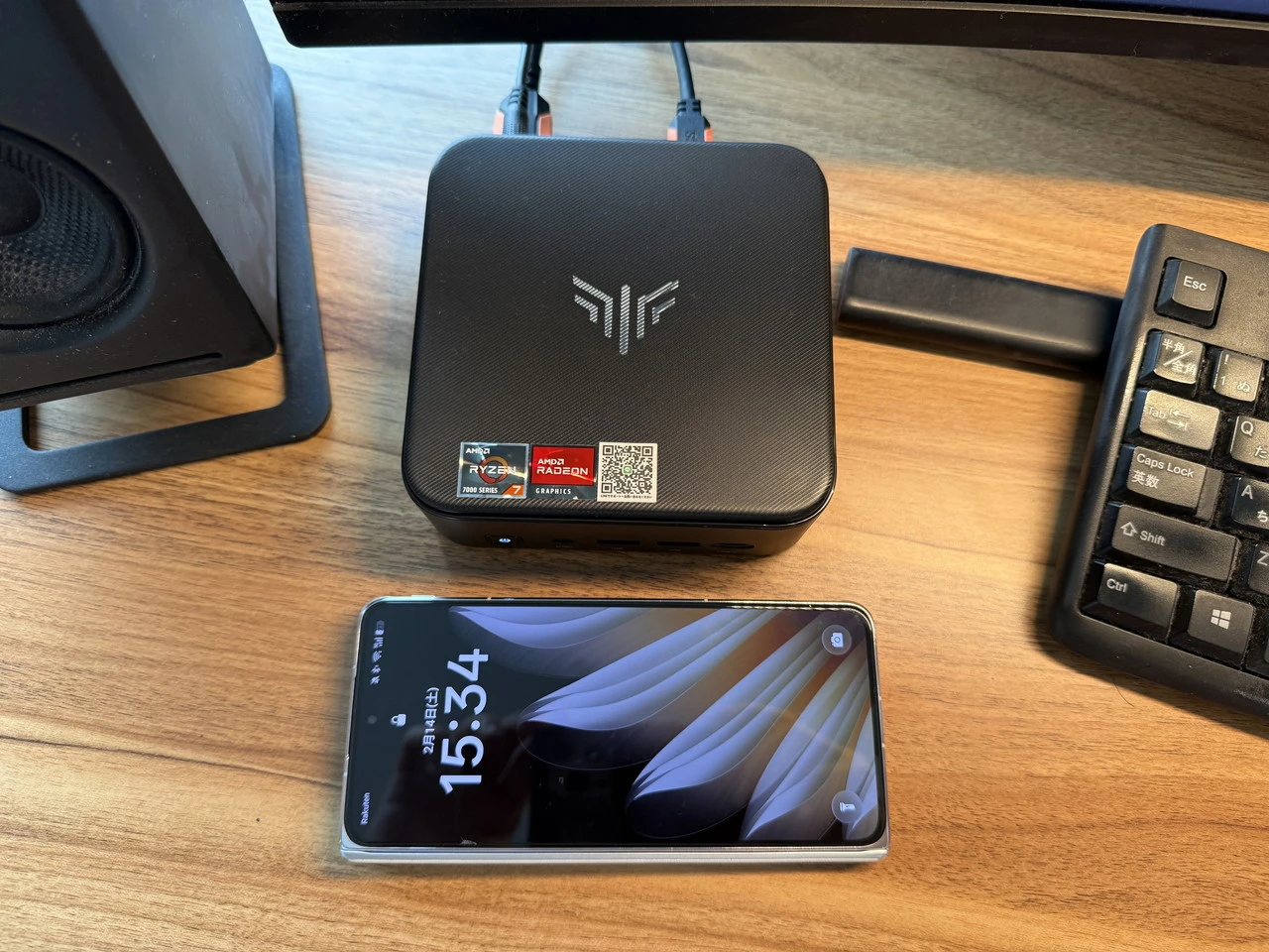 NiPoGi E3B (7730U)とスマホを並べた様子