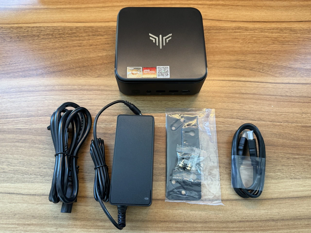 NiPoGi E3B (7730U)のパッケージ付属品一式