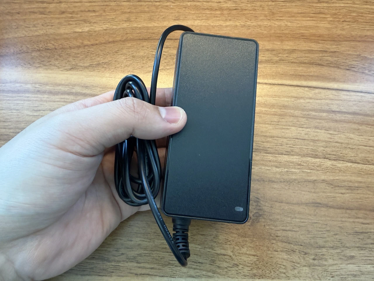 NiPoGi E3B (7730U)の電源アダプタ