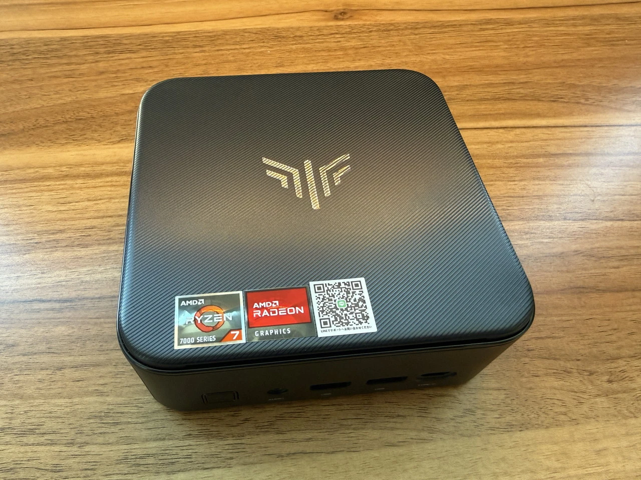 『NiPoGi E3B (7730U)』本体の外観(手前アングル)