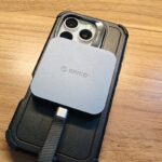 ORICO マグネット式M.2ドッキングステーションをiPhone裏面に装着して使用している様子