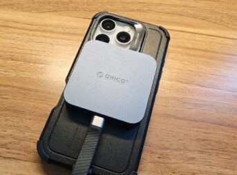 ORICO マグネット式M.2ドッキングステーションをiPhone裏面に装着して使用している様子