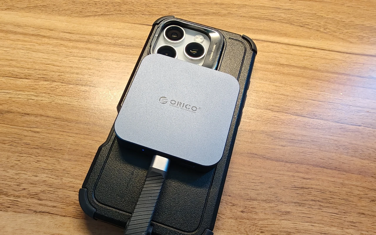 ORICO マグネット式M.2ドッキングステーションをiPhone裏面に装着して使用している様子
