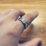 左手の人差し指にRingConn Gen 2 Airを装着している様子