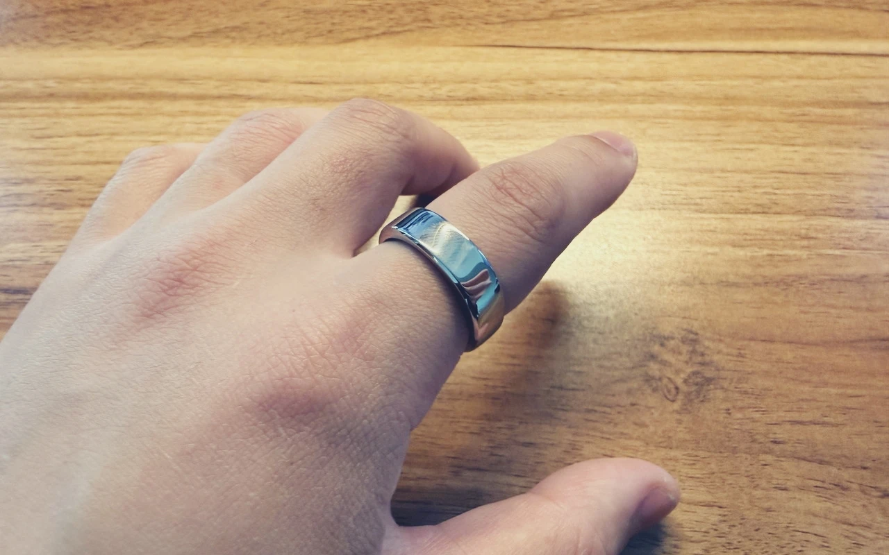 左手の人差し指にRingConn Gen 2 Airを装着している様子
