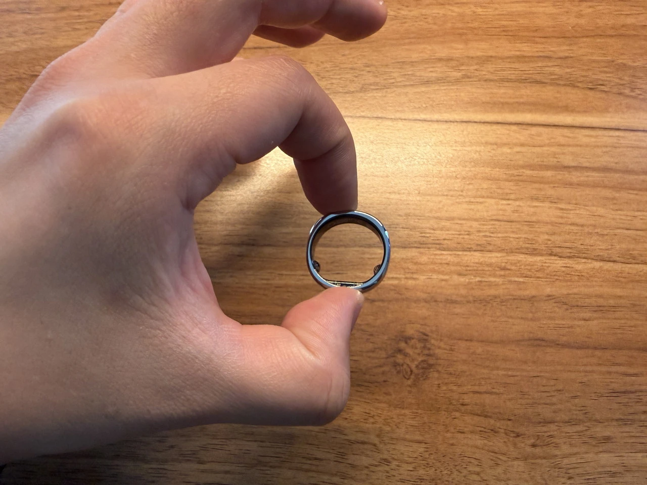 RingConn Gen 2 Airを指で摘まんでいる様子