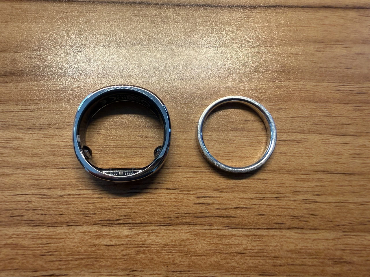 筆者の結婚指輪(右)と比べた様子(真上アングル)