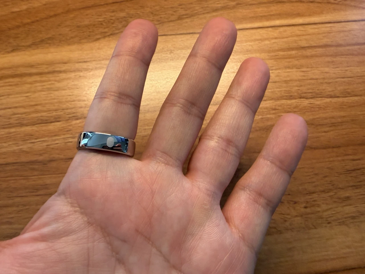 RingConn Gen 2 Airを左手・人差し指に装着した様子(掌側アングル)