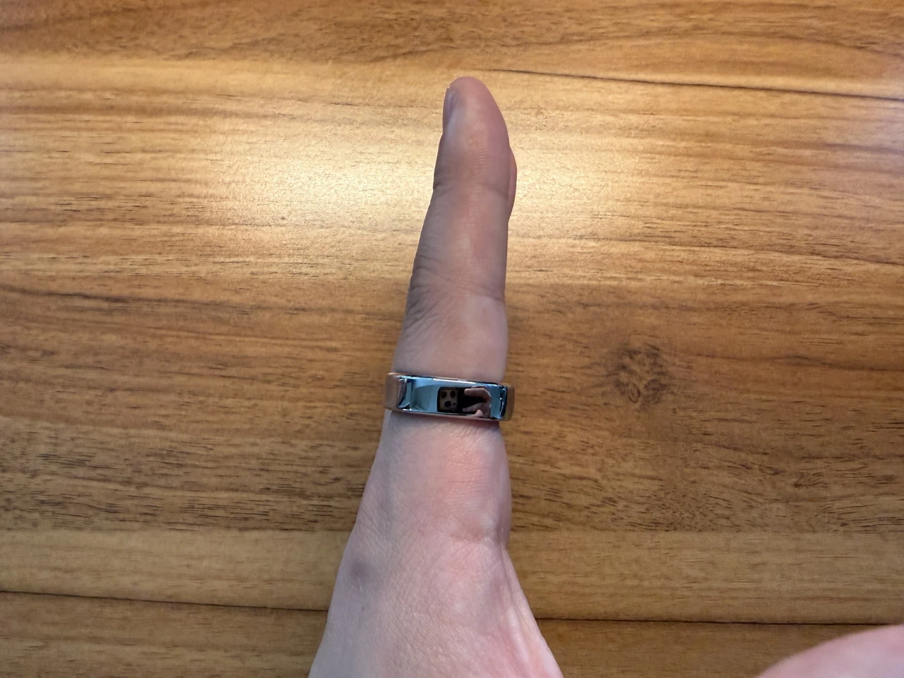 RingConn Gen 2 Airを装着した指(側面アングル)