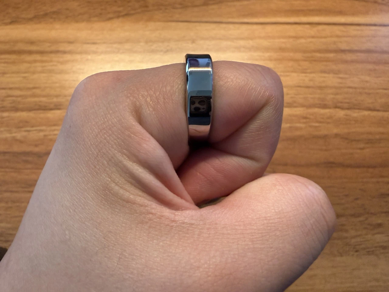 RingConn Gen 2 Airを指に装着して手を握り締めた様子