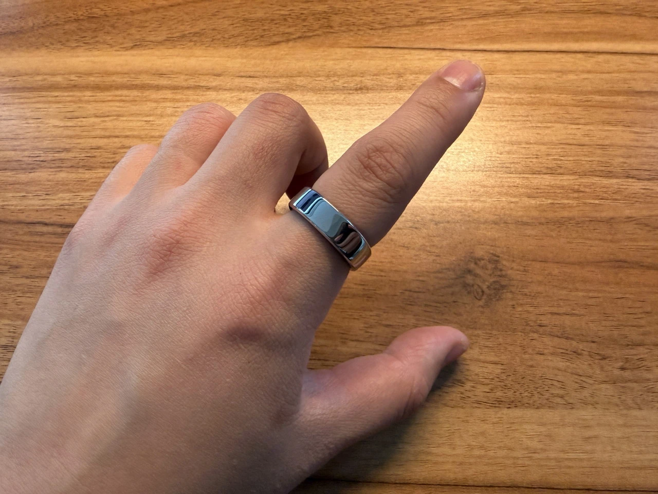 RingConn Gen 2 Airを左手・人差し指に装着した様子