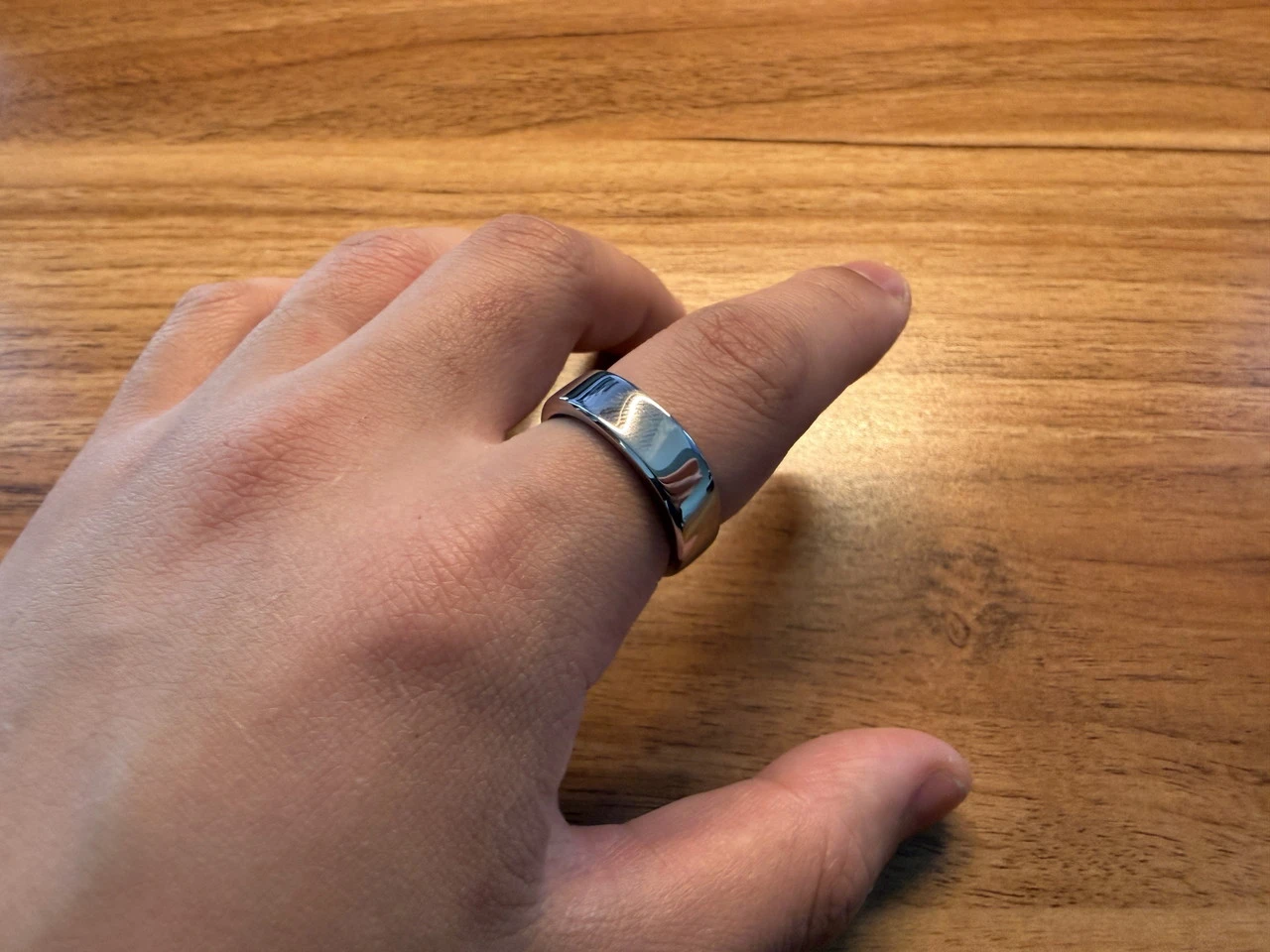 RingConn Gen 2 Airを左手人差し指に装着した状態