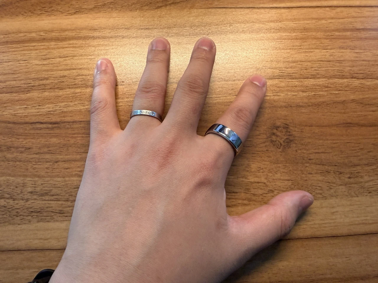 RingConn Gen 2 Airと結婚指輪を装着した手