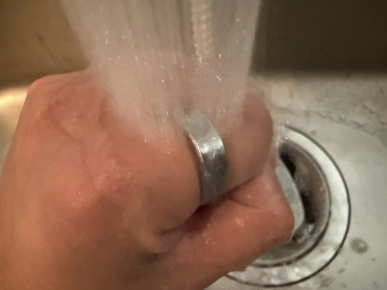 装着中のRingConn Gen 2 Airにシャワーを当てている様子