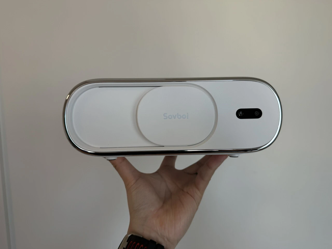 Sovboi E30Maxを片手で持っている様子(正面アングル)