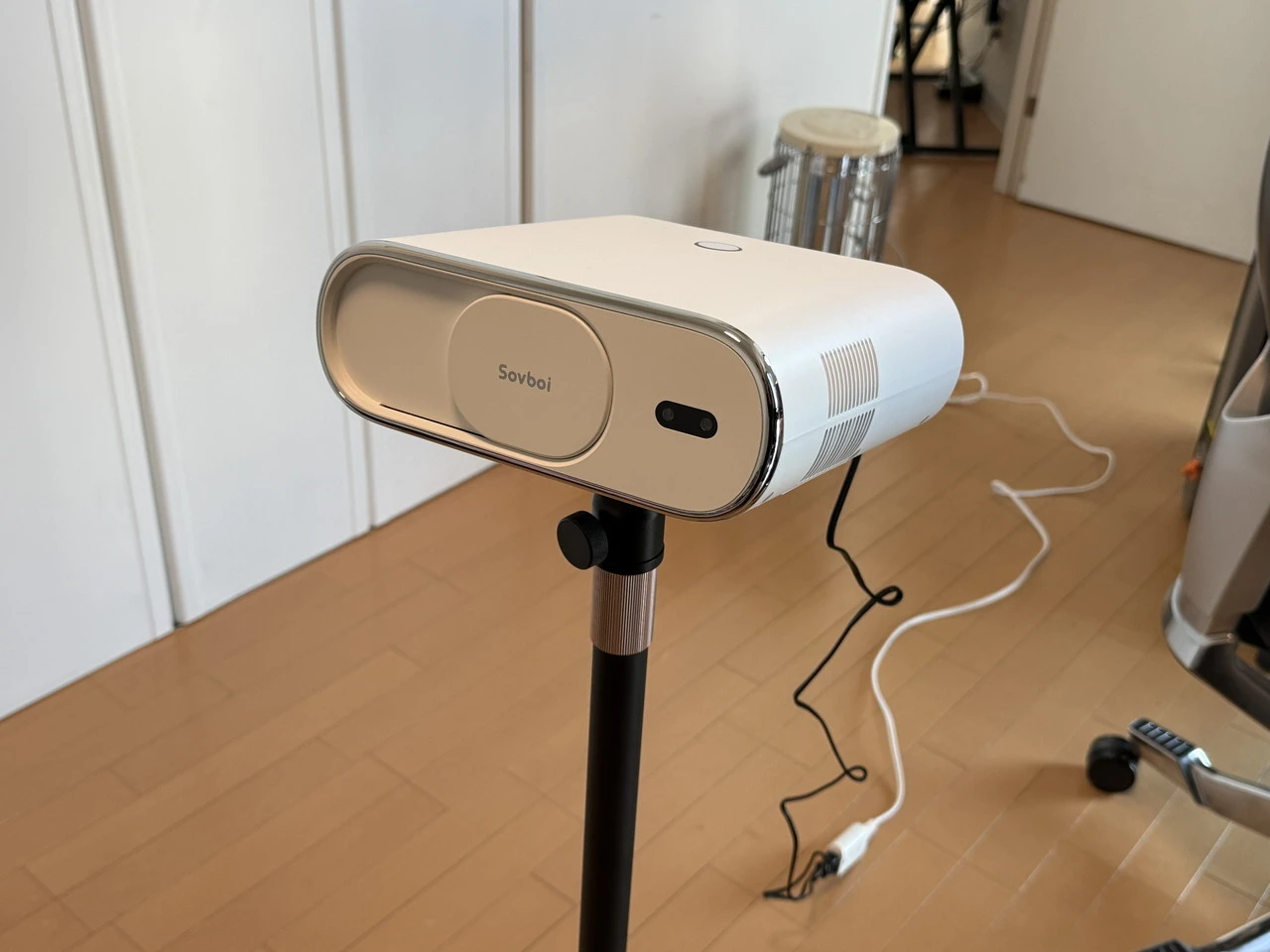 プロジェクター背面に電源ケーブルを接続した状態