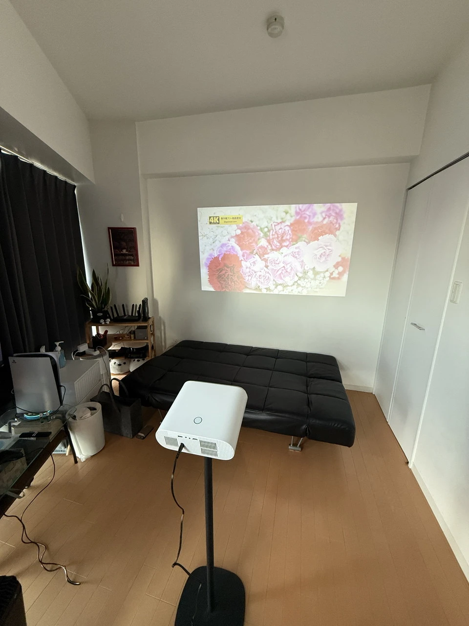 日中(カーテン半明け)