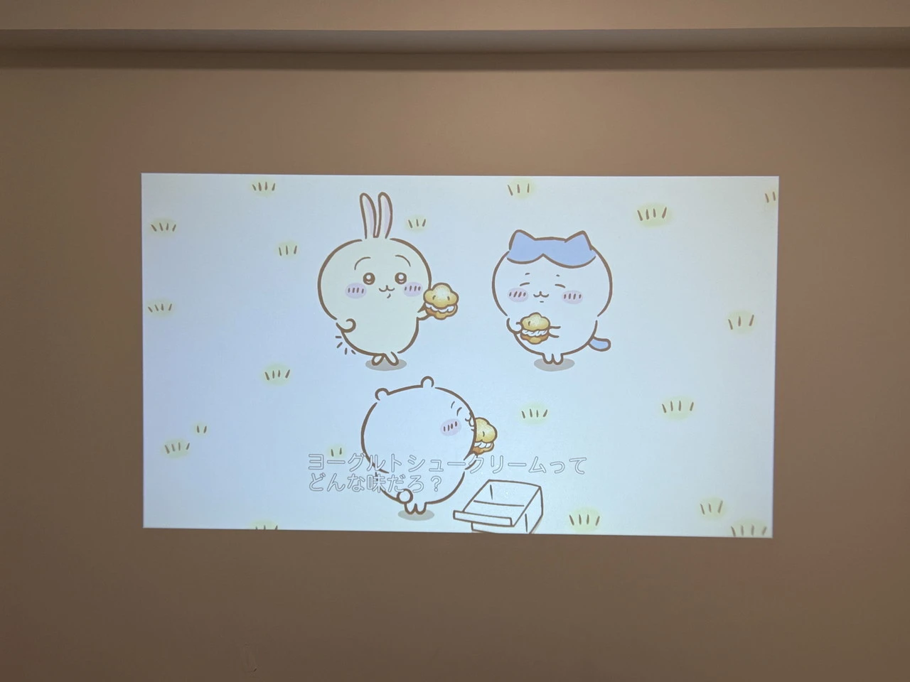 照明を点けた状態の部屋でSovboi E30Maxでアニメ映像を投影している