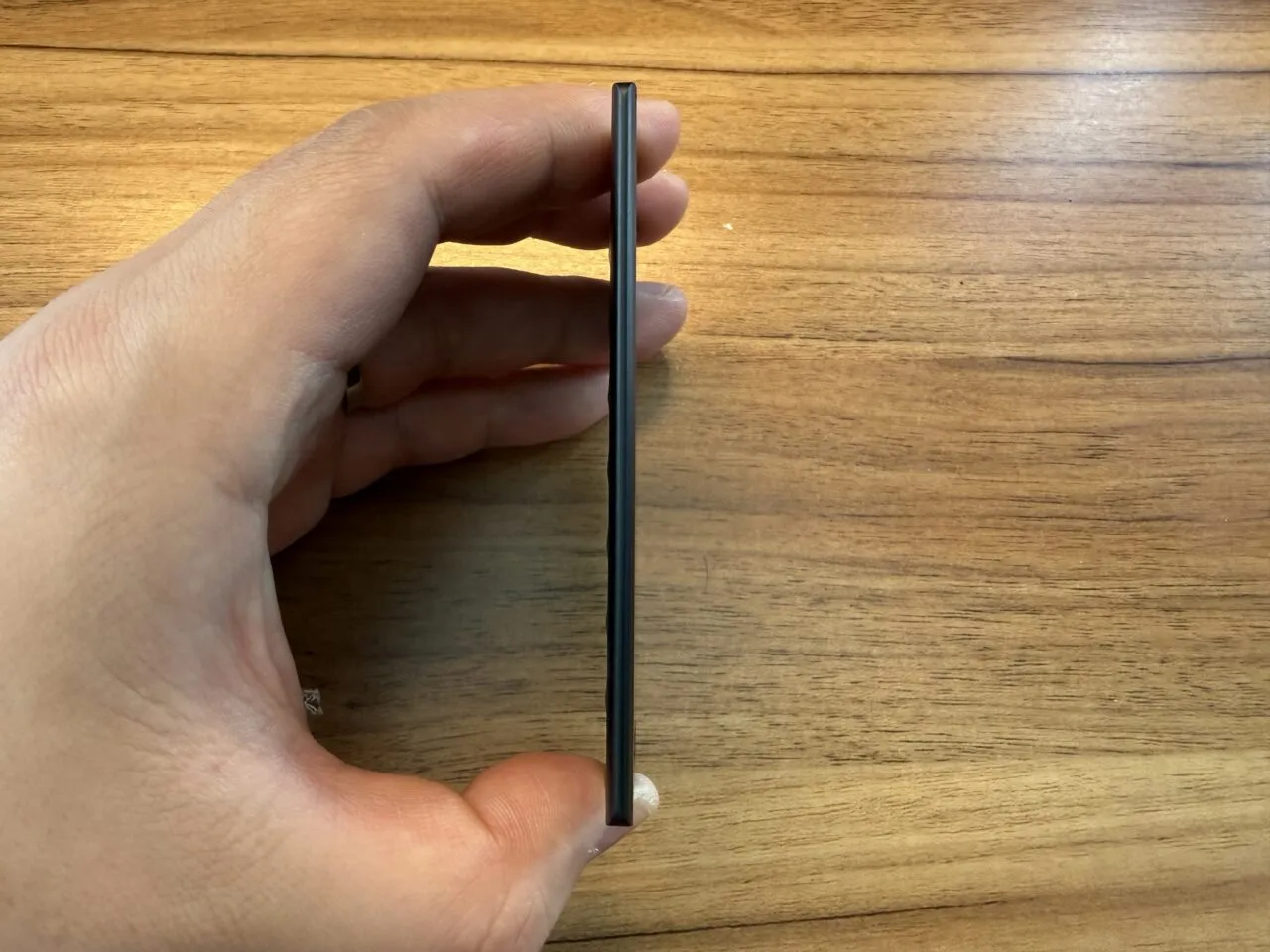 Notta Memo Type-C版を手にもっている(側面アングル)