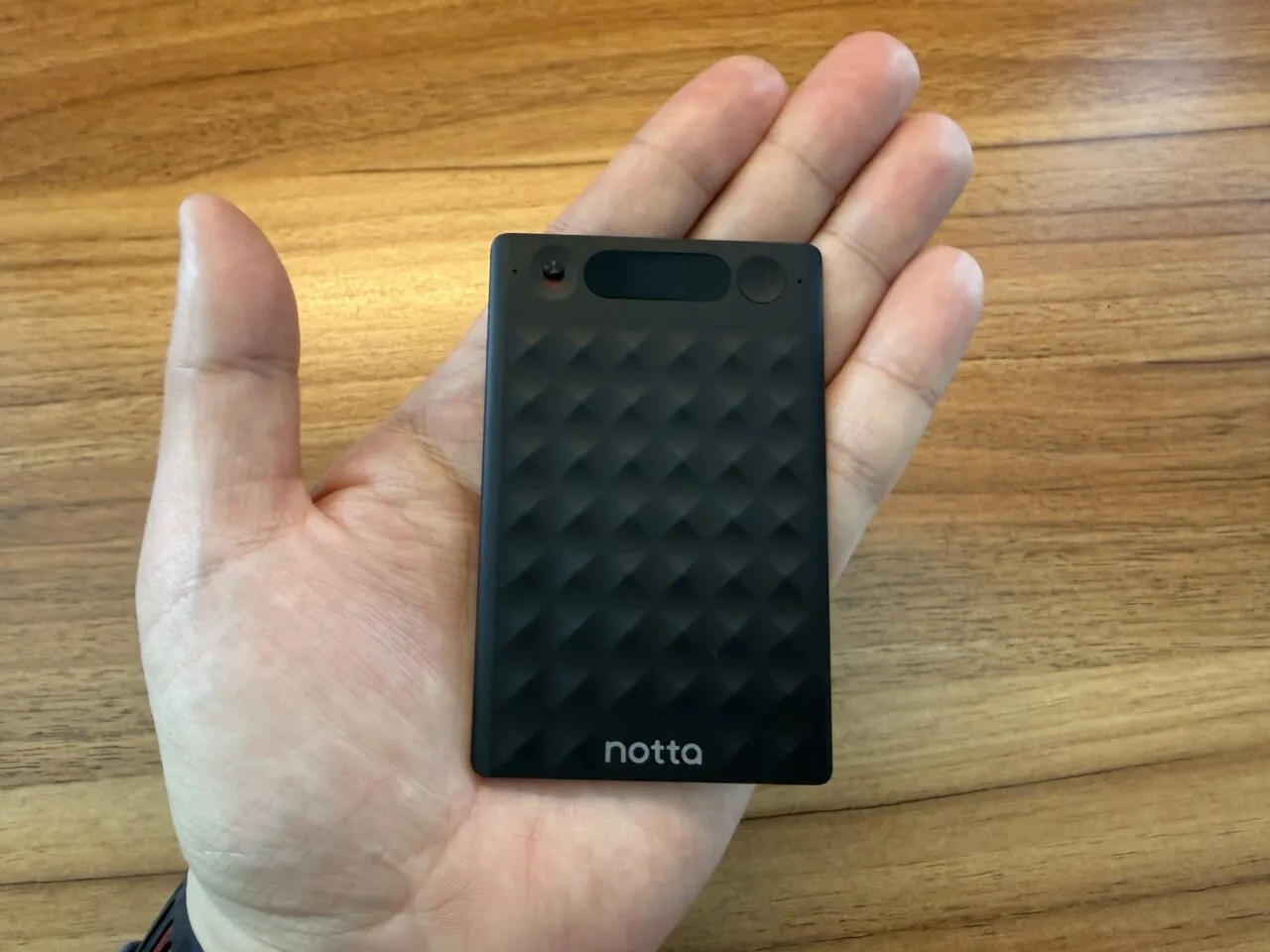 Notta Memo Type-C版を手のひらに載せている