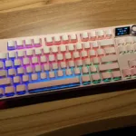 デスク上で点灯しているAJAZZ MK87