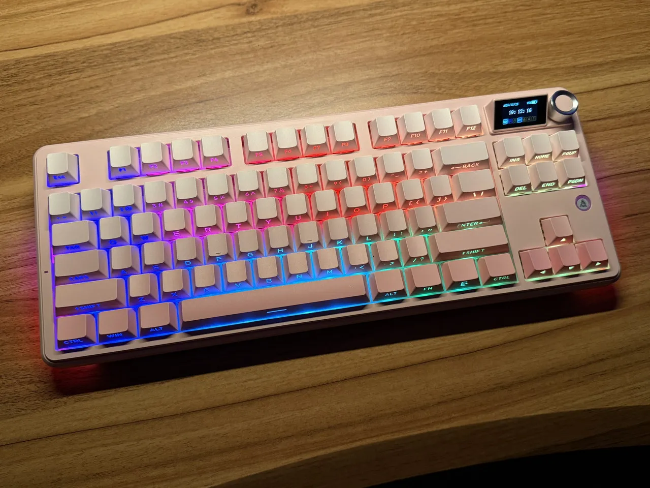 デスク上で点灯しているAJAZZ MK87