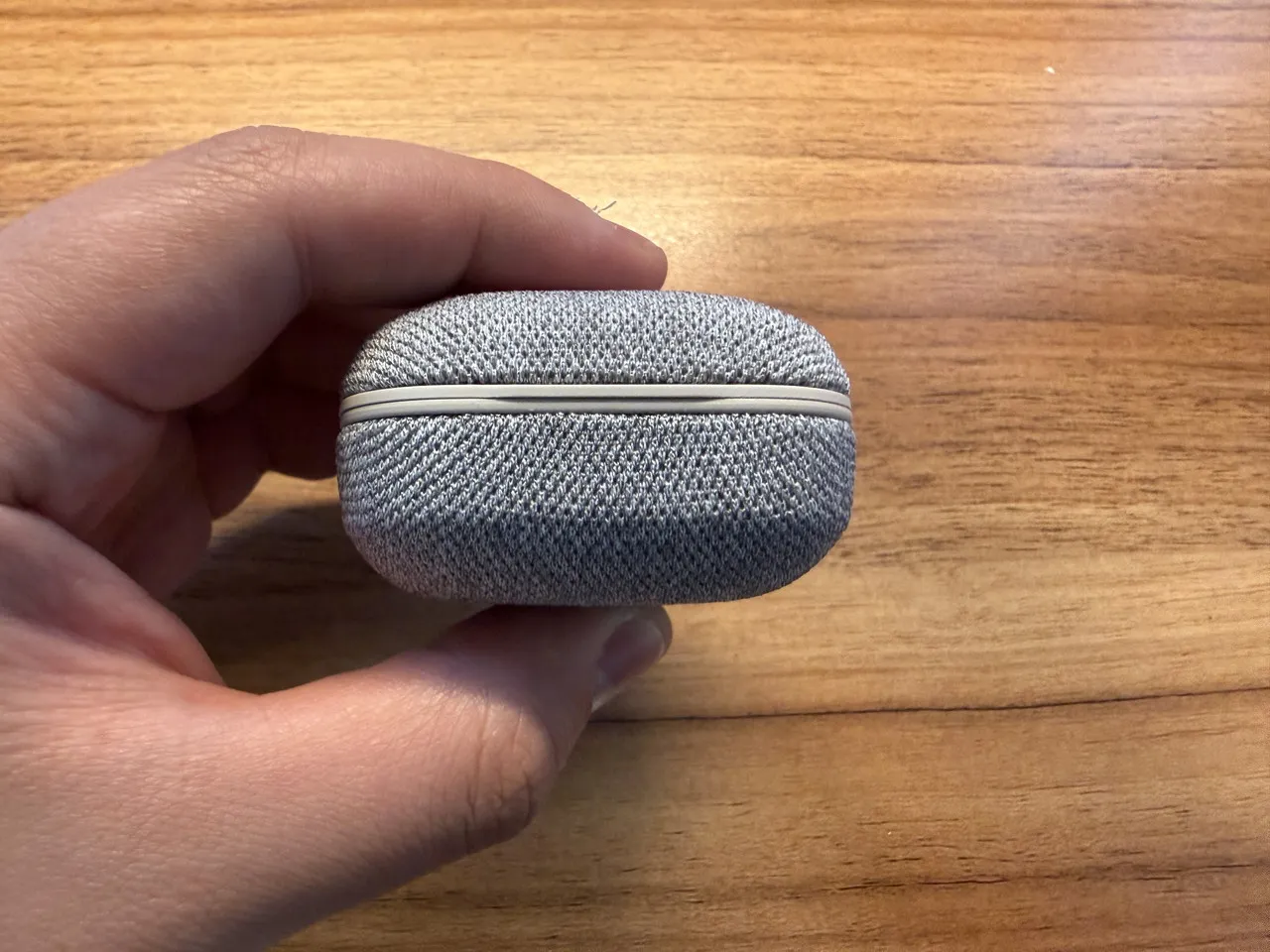 Cearvol Wave Liteのケースを指で摘まんでいる(側面アングル)