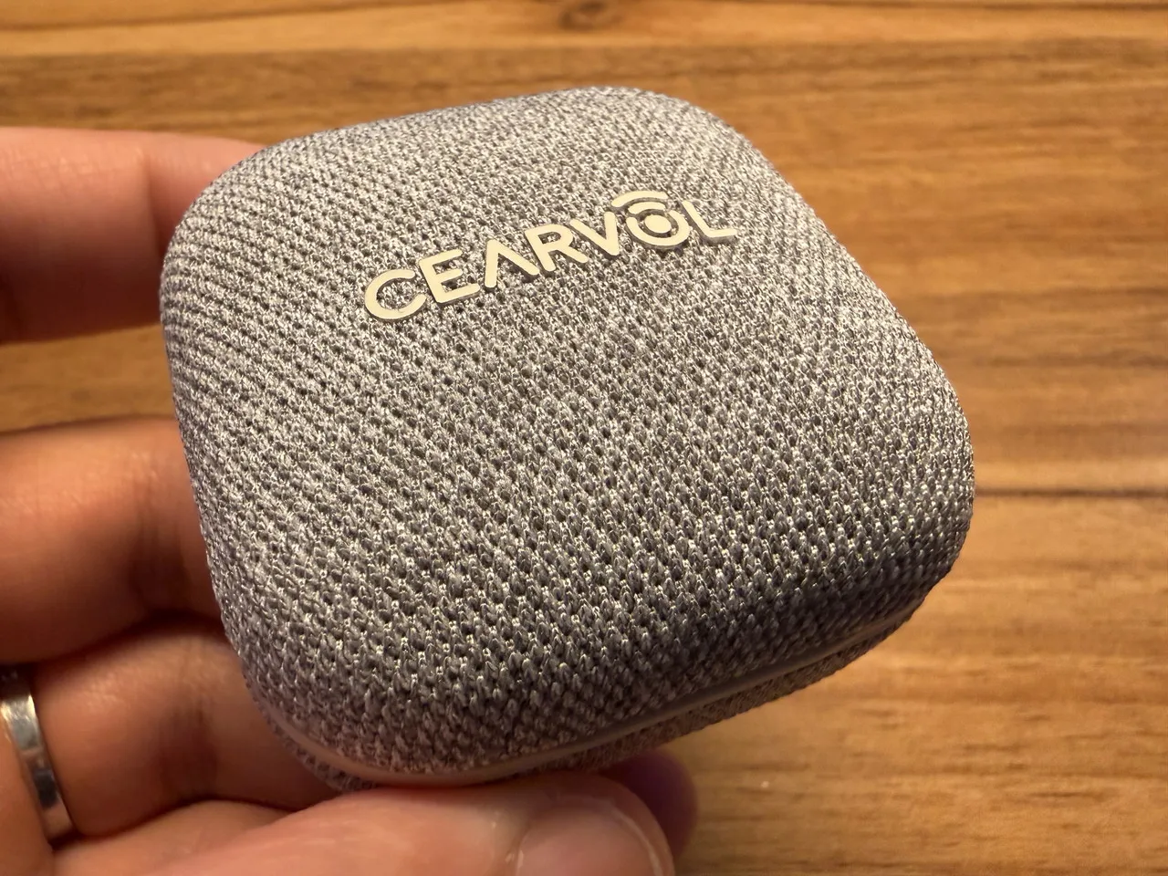 Cearvol Wave Liteの充電ケースの表面仕上げ