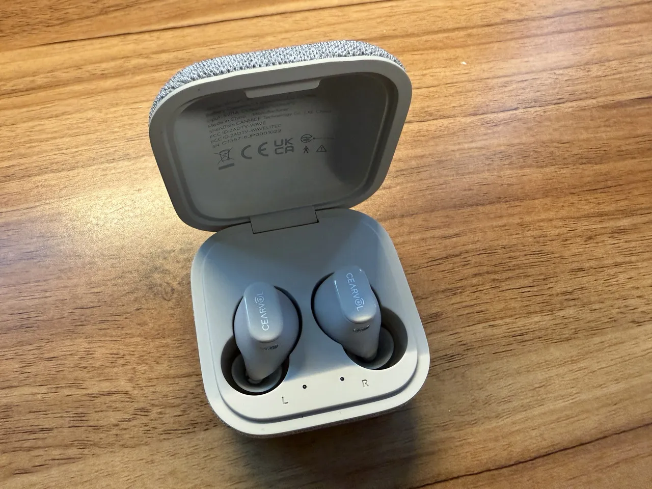 Cearvol Wave Liteの充電ケースのフタを開けた