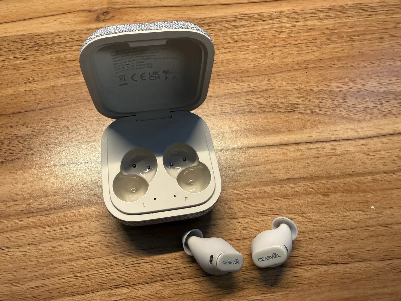Cearvol Wave Liteのケースからイヤホンを取り出した