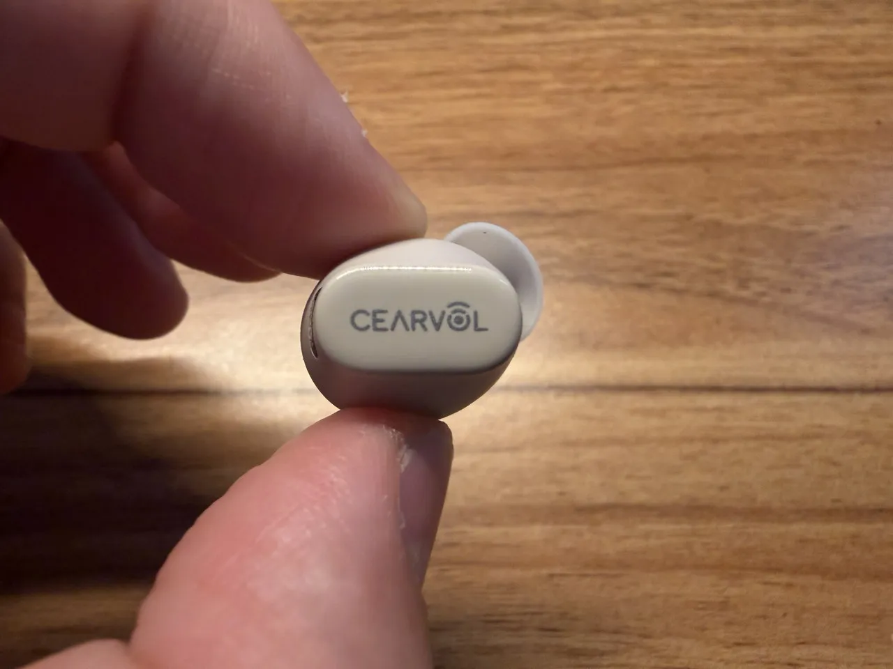 Cearvol Wave Liteのイヤホンを指で摘まんでいる(外側)