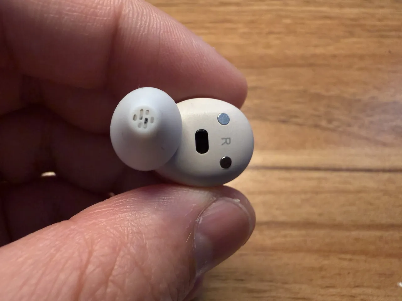 Cearvol Wave Liteのイヤホンを指で摘まんでいる(内側)