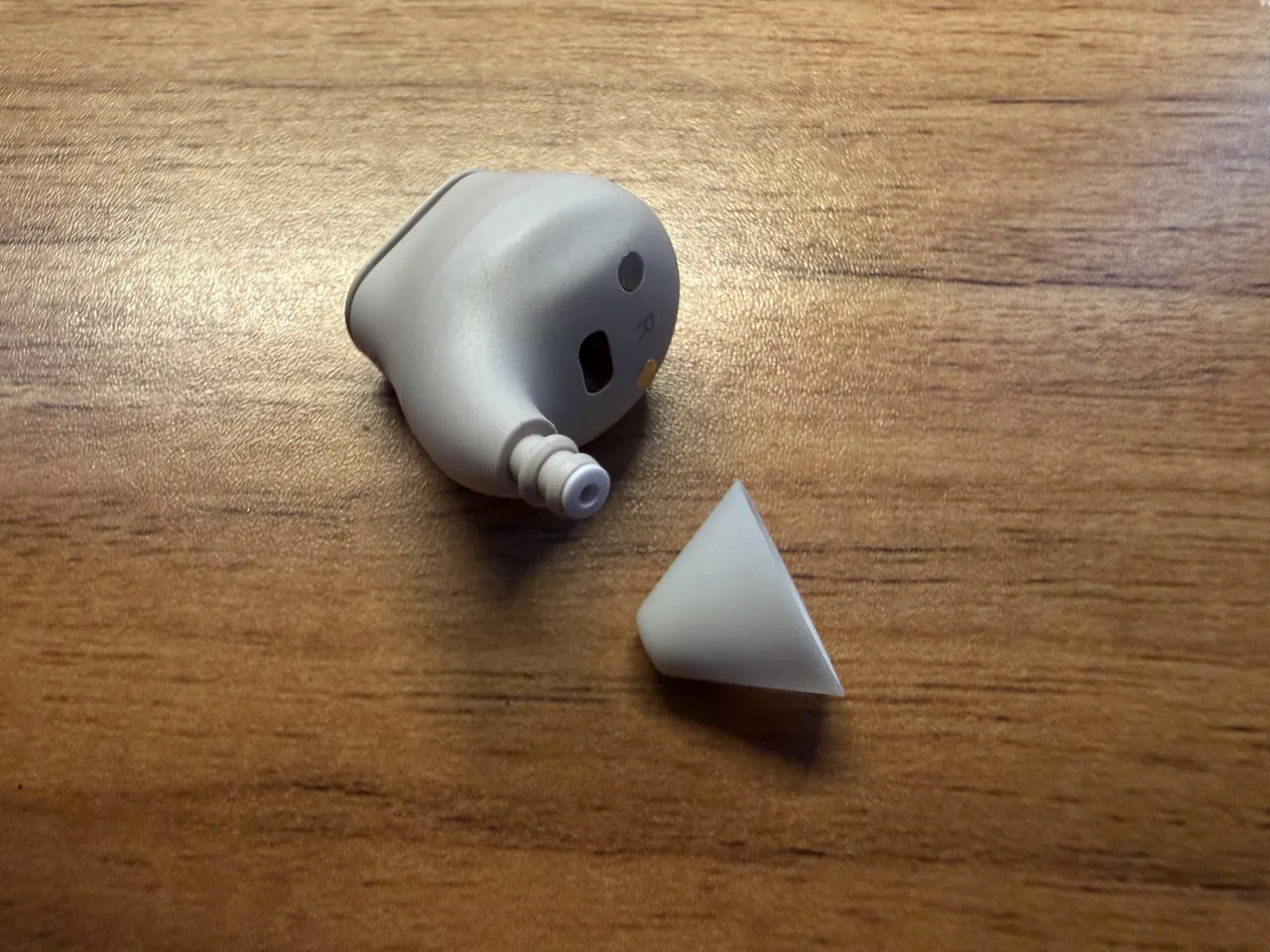 Cearvol Wave Liteのイヤホンからイヤーピースを外した