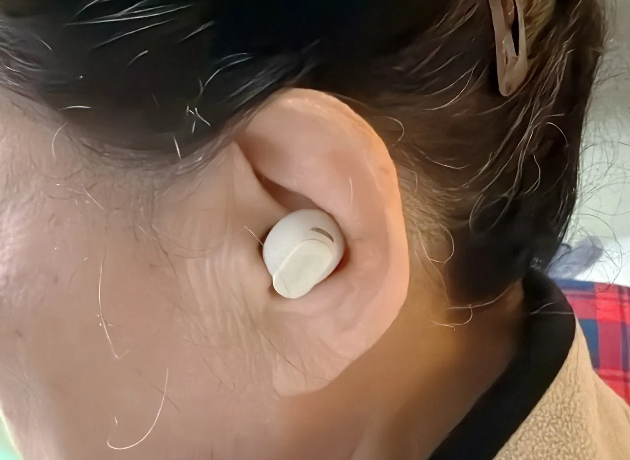 筆者の祖母が左耳にCearvol Wave Liteを装着している