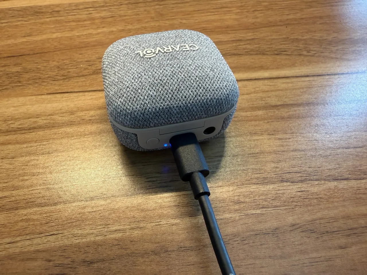 Cearvol Wave Liteのケースを充電している