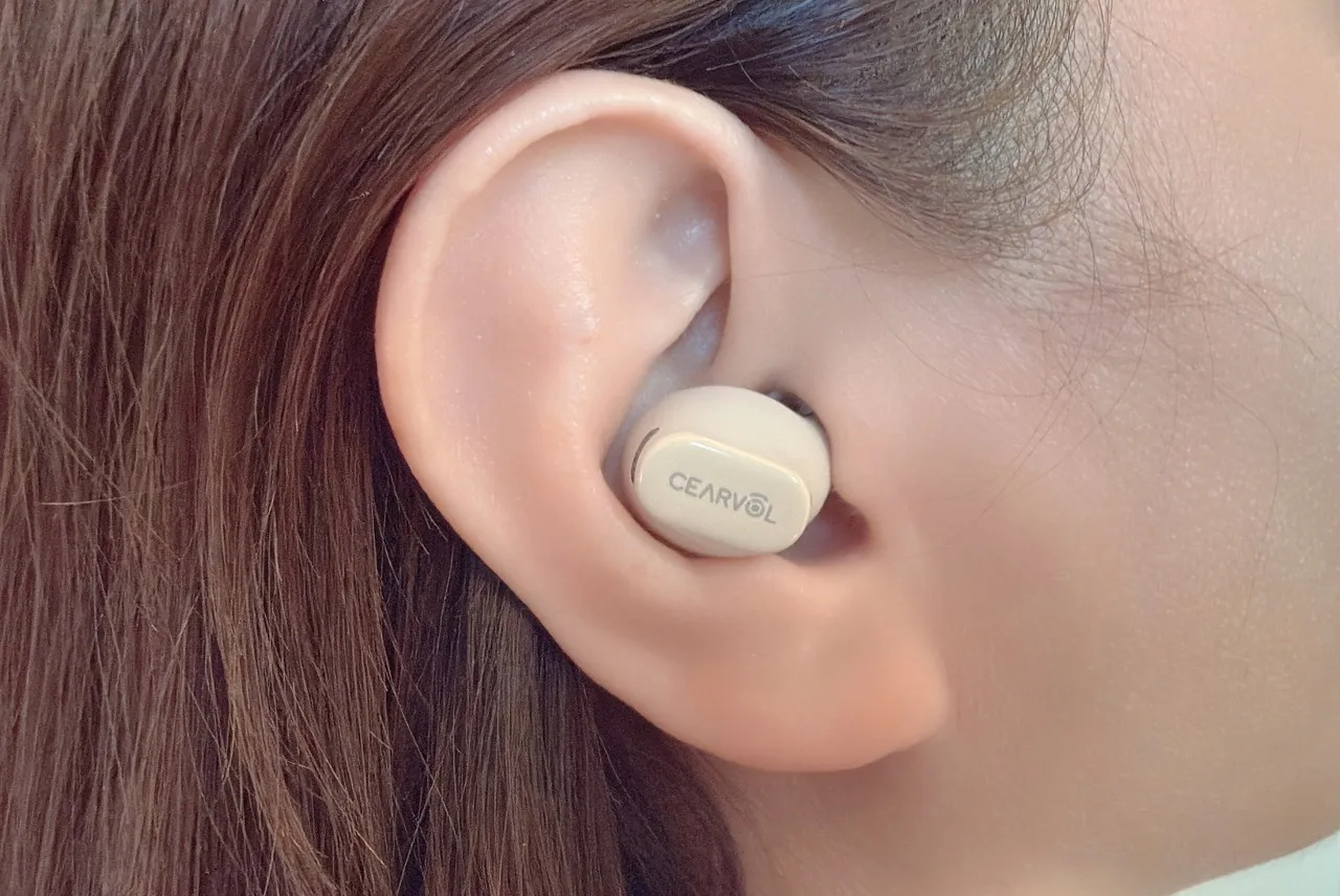 女性が右耳にCearvol Wave Liteを装着している