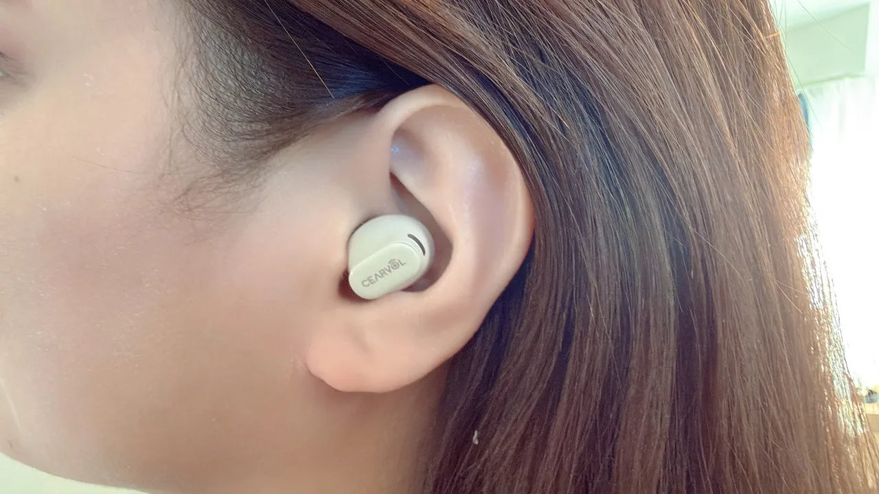 Cearvol Wave Liteを左耳に装着している女性