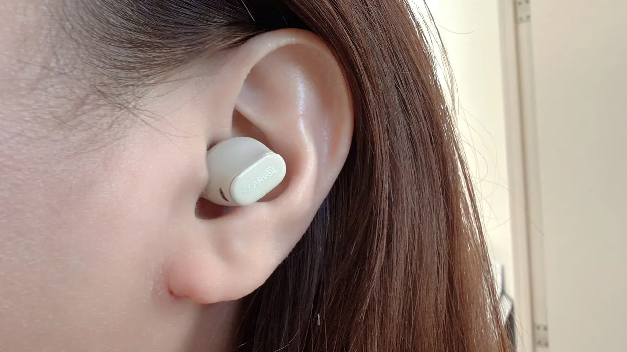 女性の左耳に装着されたCearvol Wave Lite