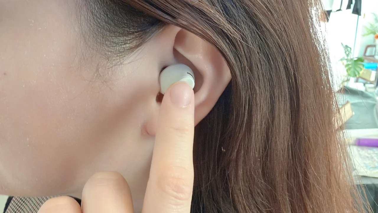 Cearvol Wave Liteを指でタッチ操作している