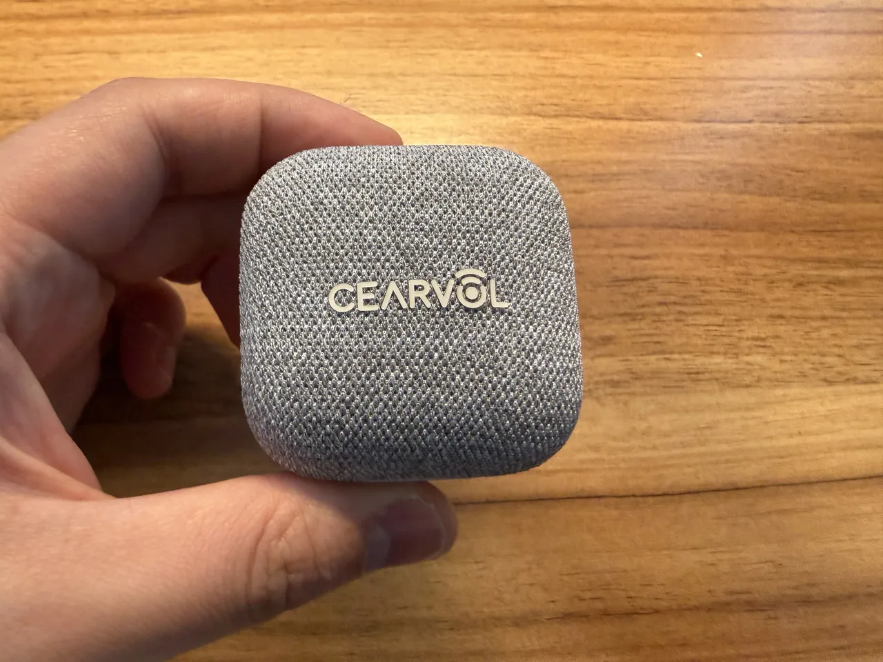 Cearvol Wave Liteのケースを指で摘まんでいる(上部アングル)