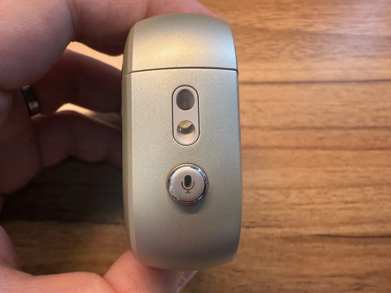 Cearvol Waveの充電ケースの右側面