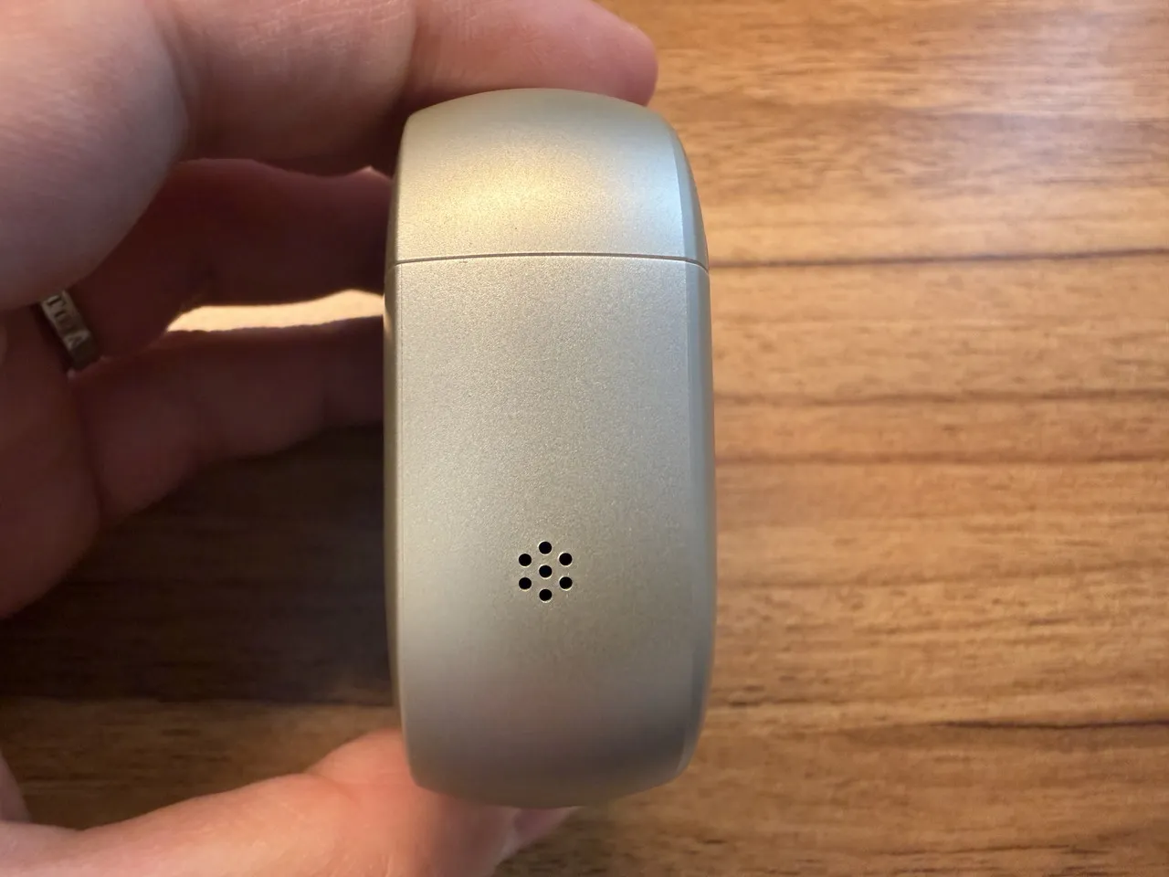 Cearvol Waveの充電ケースの左側面