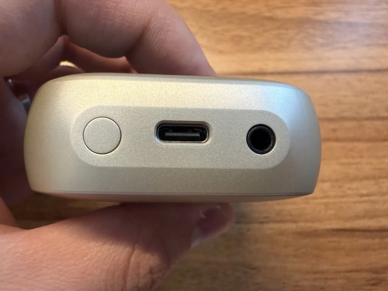 Cearvol Waveの充電ケースの下部