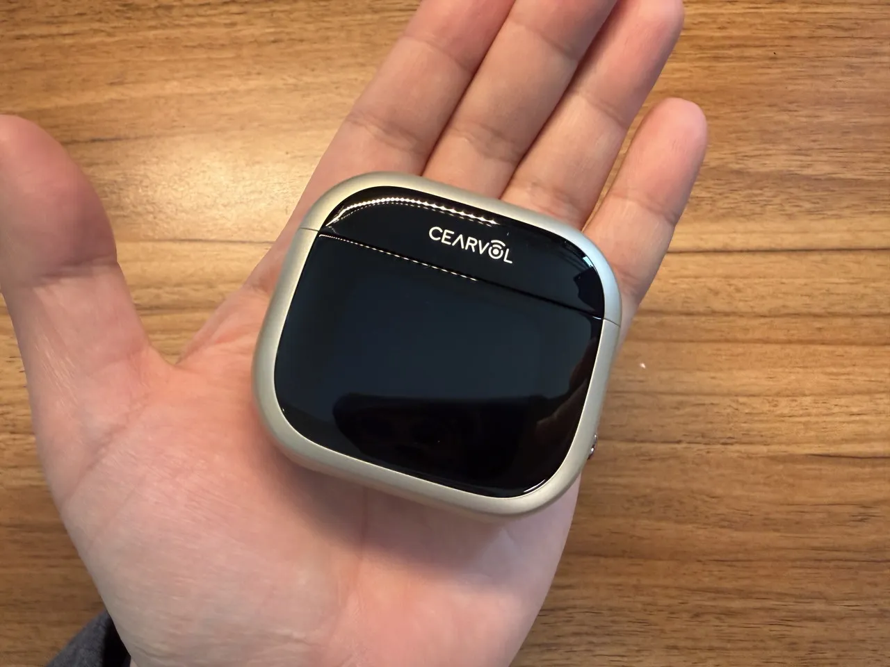 Cearvol Waveの充電ケースを手のひらに載せている