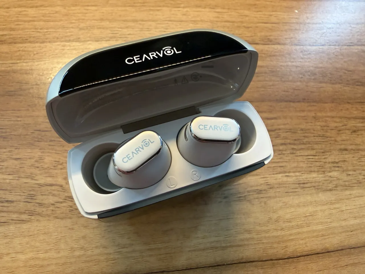 Cearvol Waveの充電ケースのフタを開けた