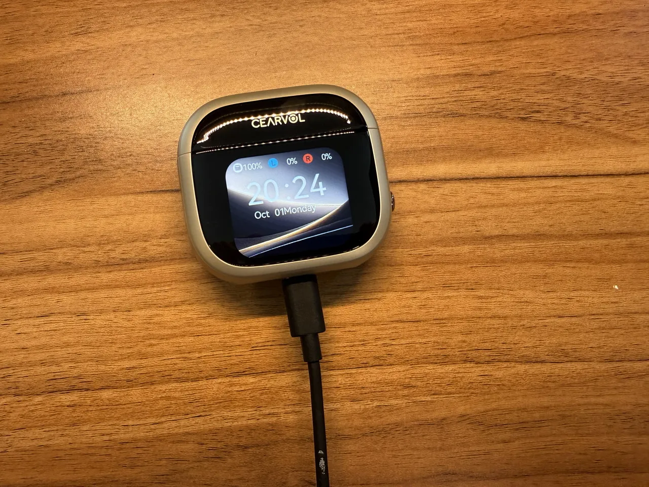 Cearvol Waveの充電ケースを有線充電している