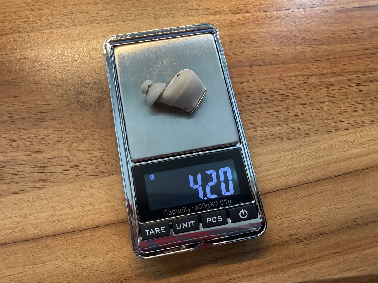 Cearvol Waveのイヤホン単体を計量している