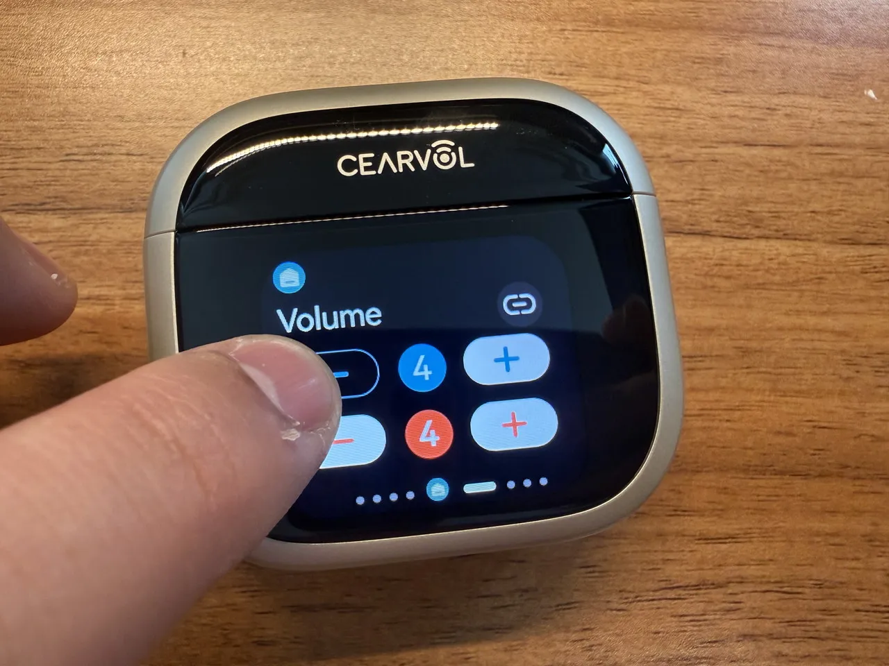 Cearvol Waveのスクリーンをタッチ操作している