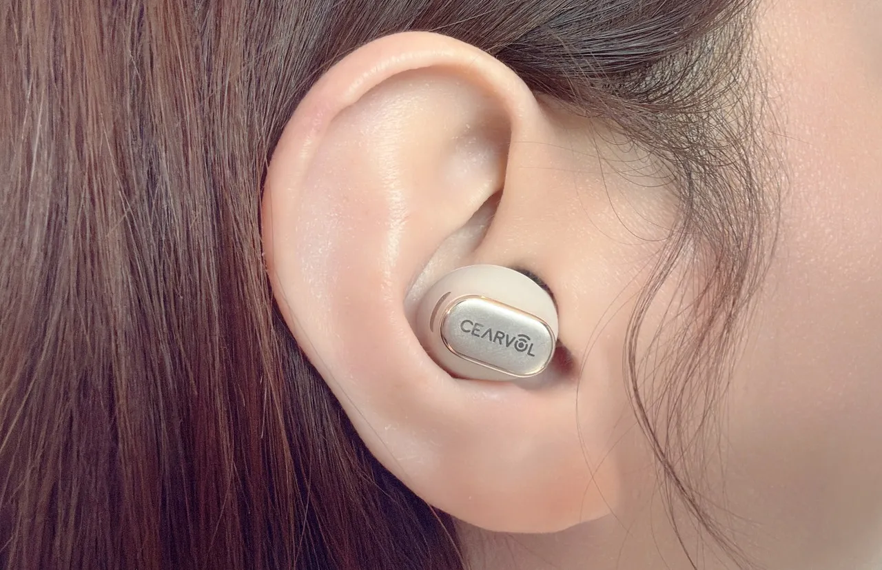 女性が右耳にCearvol Waveを装着している